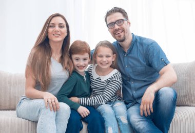 mutlu aile oturma odasında kanepede oturan.