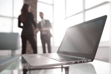 çalışma alanı tablosu içinde yazıhane bilgisayar ile çalışır