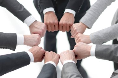 Yakın çekim. İş adamları bir el çemberi gösteriyor..