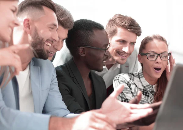 Equipo joven de empresarios atractivos que trabajan juntos en una oficina luminosa — Foto de Stock