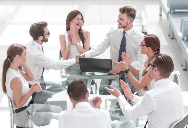 Zakenpartners schudden handen op een zakelijke bijeenkomst — Stockfoto