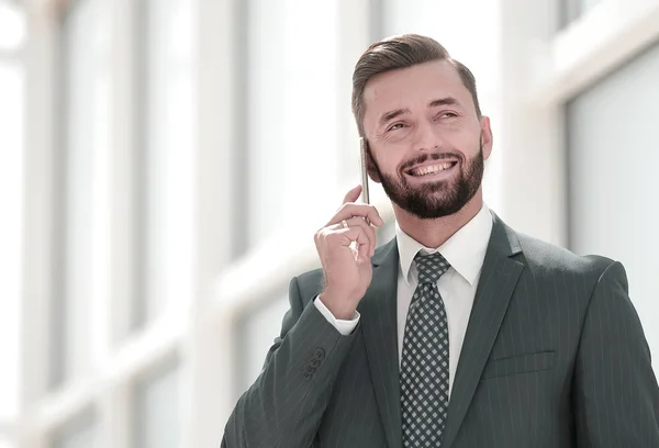 Cerrar up.smiling hombre de negocios hablando por teléfono — Foto de Stock