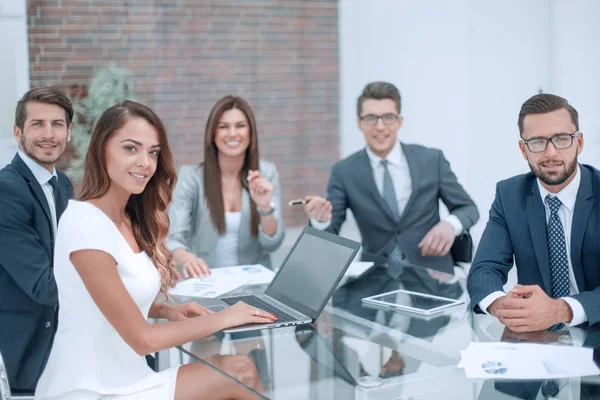 Equipo profesional de negocios sentado en la oficina Escritorio —  Fotos de Stock