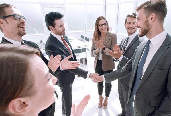 Empresario dando su mano para apretón de manos a la pareja — Foto de Stock