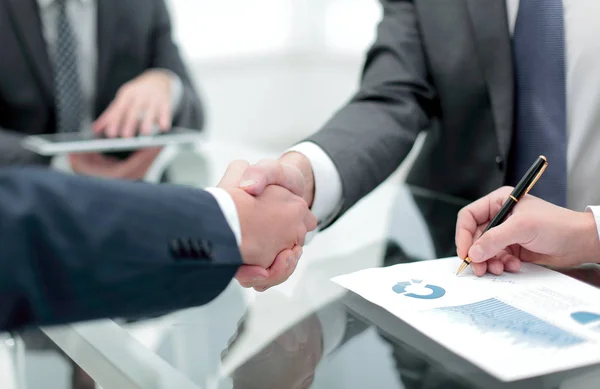Close up.handshake de parceiros de negócios — Fotografia de Stock