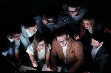 Kapat. Bir grup çalışan yeni bir finansal projeyi tartışıyor.