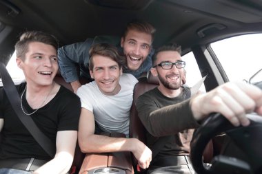 Kapatın. Komik arkadaşlar arabayla seyahat eder..