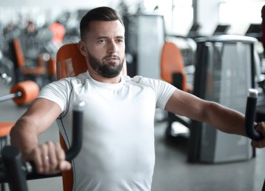 Genç adam spor eğitim ağırlık