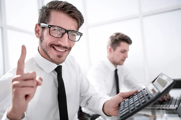 Jonge accountant houden een duim omhoog en glimlachen — Stockfoto
