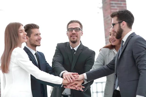 Equipe de negócios mostrando unidade com as mãos juntas — Fotografia de Stock