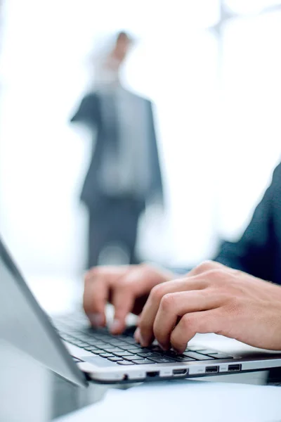 Close-up do local de trabalho no escritório moderno com empresários por trás — Fotografia de Stock