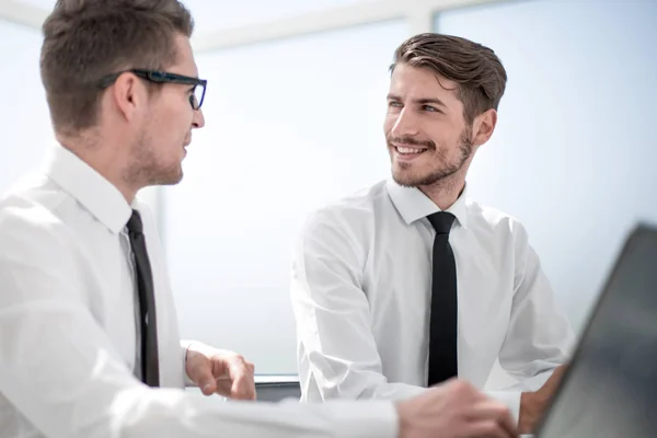 Junger professioneller Geschäftsmann mit modernem Laptop — Stockfoto