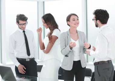 ofiste genç işçilerin konuşma