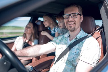 Yan manzara. Mutlu aile arabaları..