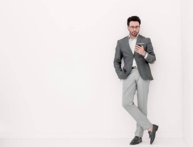 Onun smartphone ekranında görünen tam yükseklikte .işler adam