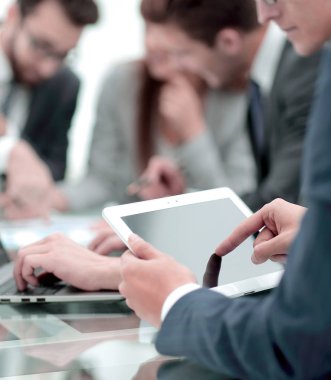 Kapat. İş adamı dijital tablet kullanıyor