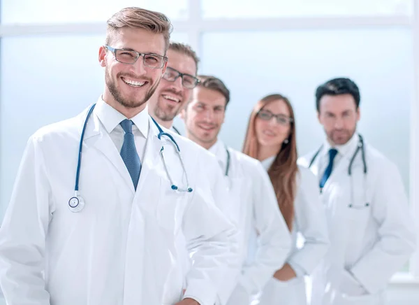 Команда лікарів, що стоять у лікарняному коридорі — стокове фото
