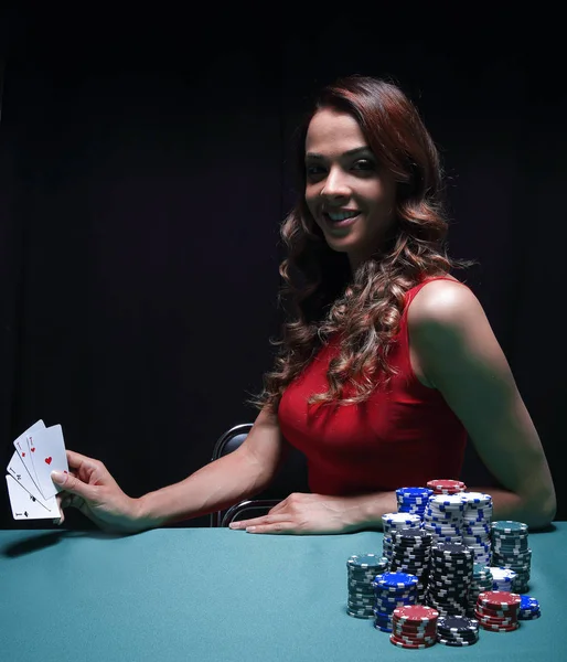 Hezká mladá žena hazardu na zeleném stole — Stock fotografie