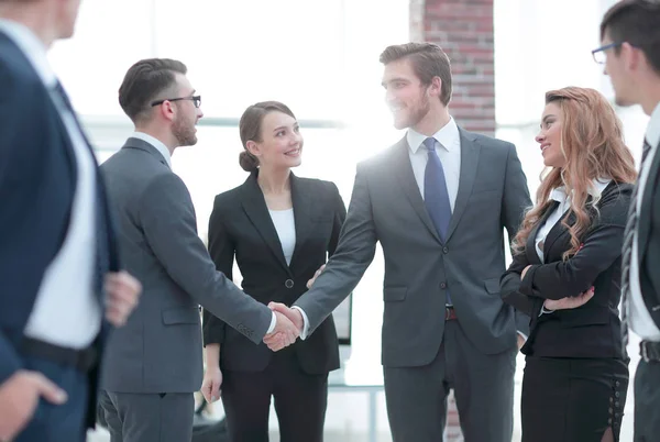 Apretón de manos de los empresarios en la oficina — Foto de Stock