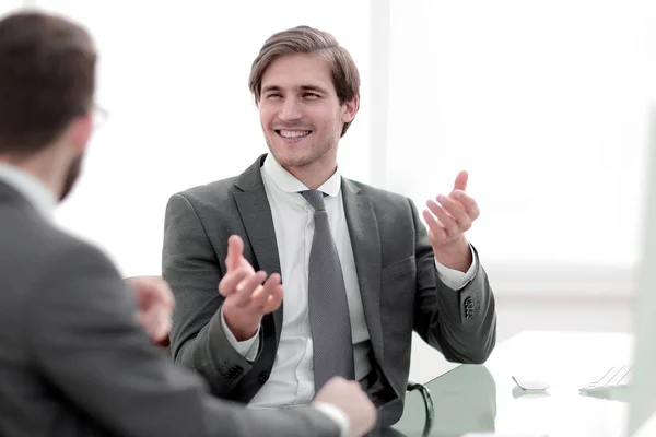 Socios comerciales discuten temas de negocios — Foto de Stock