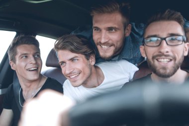 Bir araba kiralama ve bir yere sürüş arkadaşlar