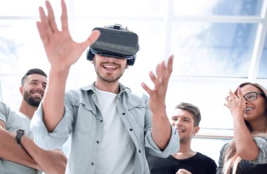 Sanal gerçeklik gözlük takan erkekler atış kadar kapalı kapatmak