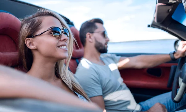 Close up. the couple traveling in a convertible — стоковое фото