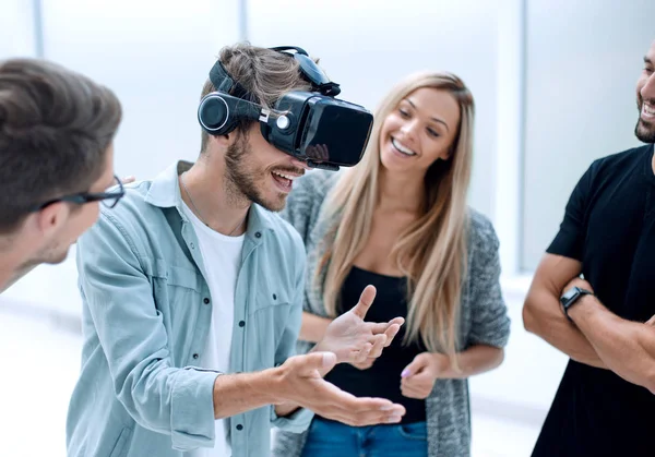 Colegas positivas probando gafas de realidad virtual — Foto de Stock