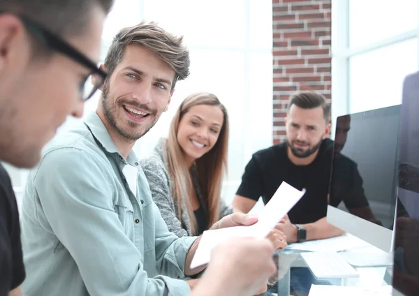 Grupo de jovens colegas de negócios em equipe discussão casual — Fotografia de Stock