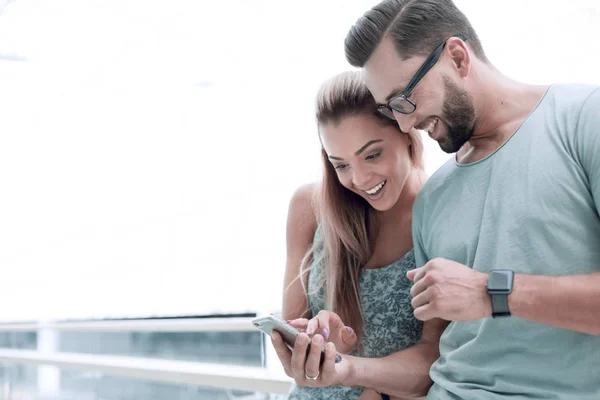 Крупним планом. пара закоханих обговорює відео на смартфоні — стокове фото