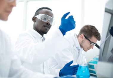 Bir grup bilim adamı sıvı üzerinde deneyler yapıyor.