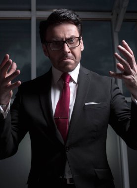 ayakta ve kameraya bakarak yakın up.annoyed iş adamı