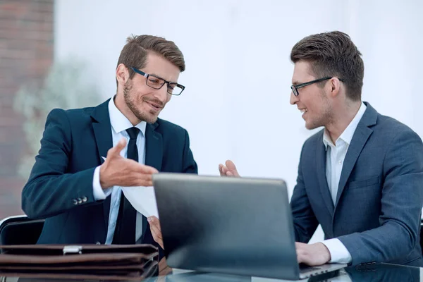 Close up. Dos hombres de negocios discutiendo un documento de negocios — Foto de Stock