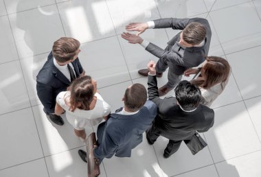 Üst Manzara. Bir grup iş adamı sorunları tartışıyor.