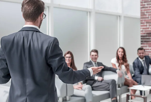 Empresário realiza um briefing com a equipe de negócios — Fotografia de Stock