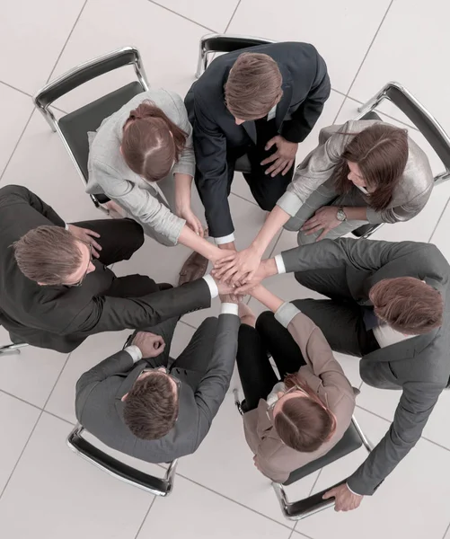 Κορυφαία view.a ομάδα των εργαζομένων με τα χέρια τους διπλωμένα μαζί — Φωτογραφία Αρχείου
