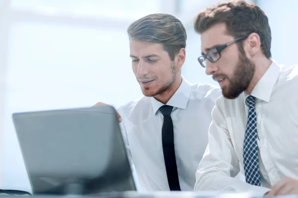 Zwei Geschäftskollegen diskutieren etwas am Schreibtisch — Stockfoto