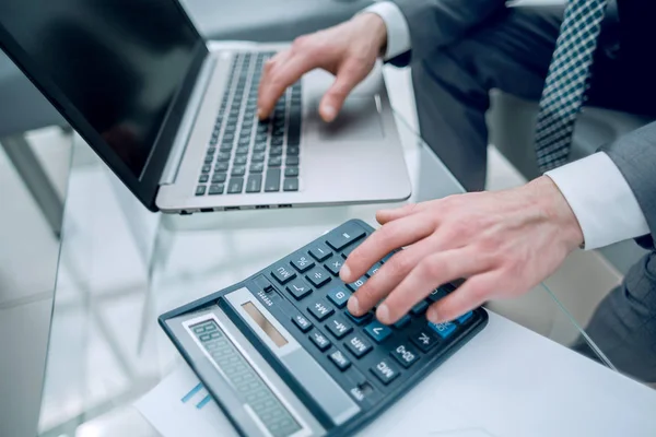 Close up.businessman trabaja con datos financieros — Foto de Stock