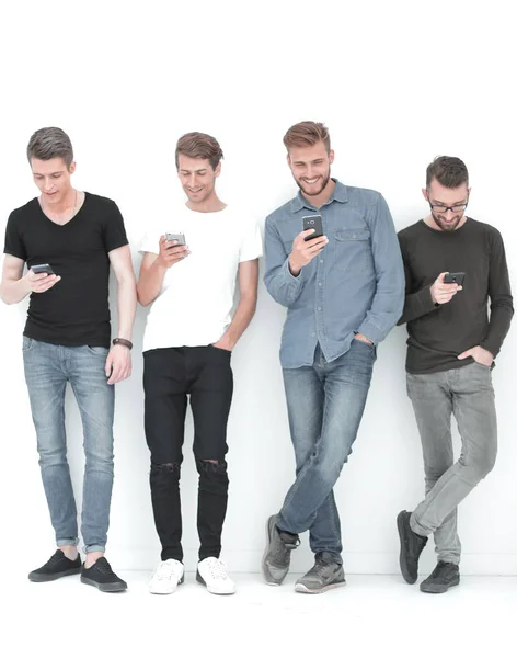 I full tillväxt.grupp vänner med smartphones — Stockfoto