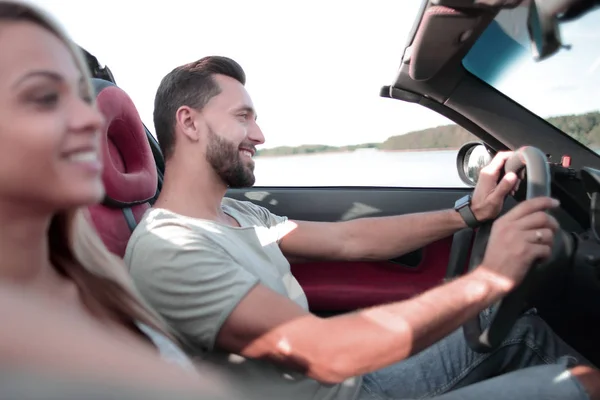 Fechar up.sorrindo casal sentado em um carro conversível — Fotografia de Stock