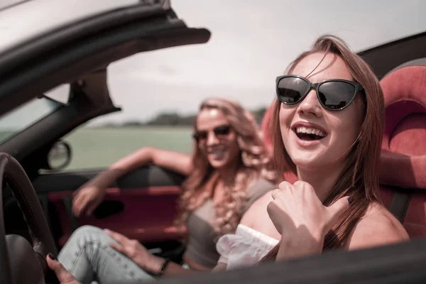 Hermosa mujer sentada en cabriolet — Foto de Stock