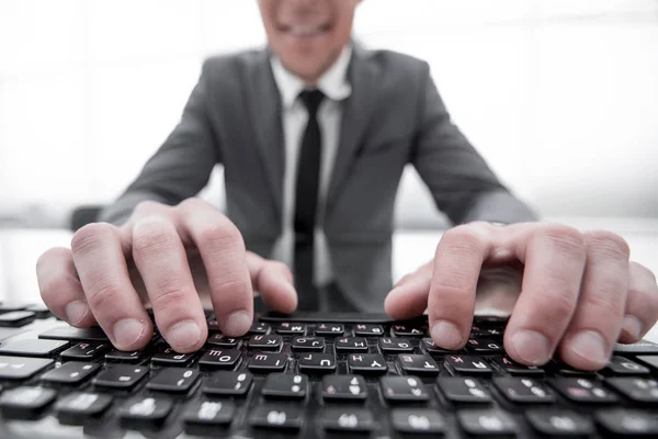 Employee working on computer — Stok fotoğraf