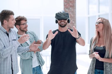 Modern gelişim. Olumlu, neşeli, heyecanlı adam