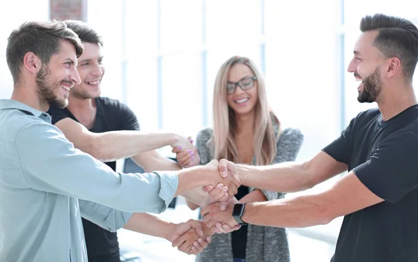 Feliz equipo de negocios sonriente de pie en una fila en la oficina . — Foto de Stock