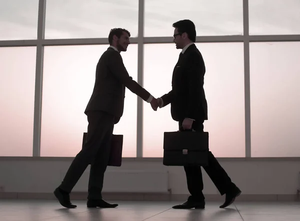 Deux hommes d'affaires tenant la main pour une poignée de main — Photo