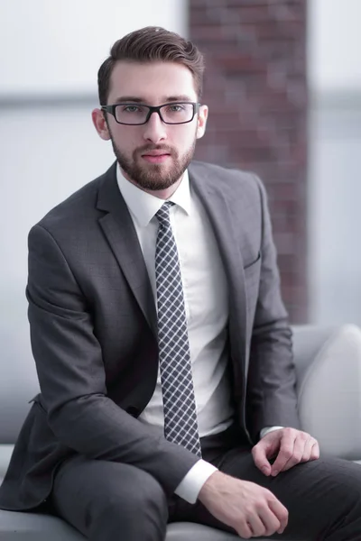 Portrait d'un homme d'affaires séduisant portant des lunettes — Photo