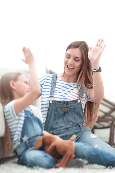 Mãe e sua filhinha dar um ao outro um alto cinco — Fotografia de Stock