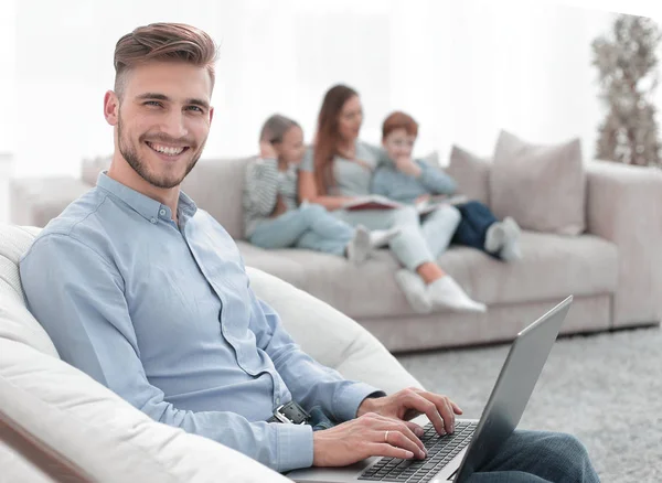 Moderne mens werkende laptop in zijn woonkamer — Stockfoto