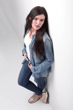 güzel genç bir öğrenci üzerinde beyaz izole