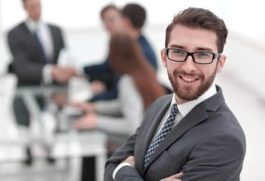 office arka plan üzerinde gülümseyen iş adamı